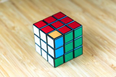 Selangor, Malezya - 11 Haziran 2016: Rubik'in beyaz arka plan üzerine 3x3x3 klasik küpü. Rubik Küpü 1974 yılında Macar mimar Erno Rubik tarafından icat.