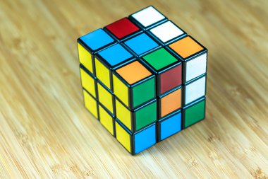 Selangor, Malezya - 11 Haziran 2016: Rubik'in beyaz arka plan üzerine 3x3x3 klasik küpü. Rubik Küpü 1974 yılında Macar mimar Erno Rubik tarafından icat.