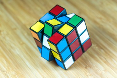 Selangor, Malezya - 11 Haziran 2016: Rubik'in beyaz arka plan üzerine 3x3x3 klasik küpü. Rubik Küpü 1974 yılında Macar mimar Erno Rubik tarafından icat.