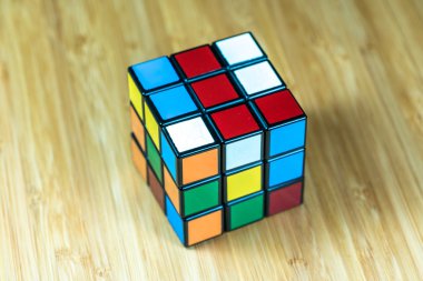 Selangor, Malezya - 11 Haziran 2016: Rubik'in beyaz arka plan üzerine 3x3x3 klasik küpü. Rubik Küpü 1974 yılında Macar mimar Erno Rubik tarafından icat.