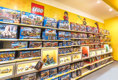 Kuala Lumpur, Malezya - 30 Mayıs 2016: Setia City Mall, Setia Alam'daki Lego Shop. Lego, The Lego Group tarafından üretilen popüler bir inşaat oyuncakları serisidir.