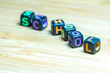 Bambu doku yüzeyi ile renkli harf küpü. Eğitim co