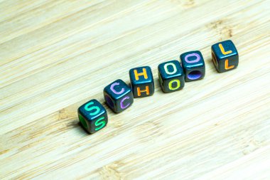 Bambu doku yüzeyi ile renkli harf küpü. Eğitim co