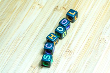 Bambu doku yüzeyi ile renkli harf küpü. Eğitim co