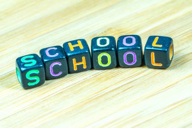 Bambu doku yüzeyi ile renkli harf küpü. Eğitim co