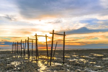 Gün batımı arka plan ile ahşap İskelesi