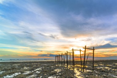 Gün batımı arka plan ile ahşap İskelesi