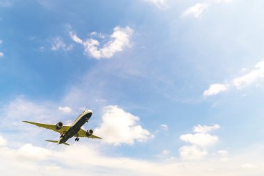 Mavi gökyüzü ile yolcu uçak