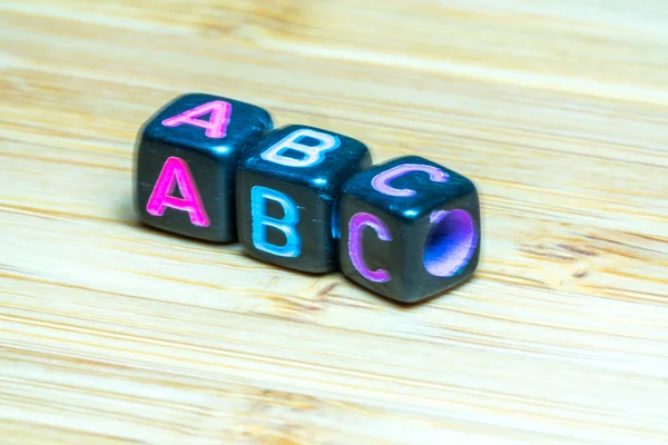 Cubo Letra Colorido Com Superfície Textura Bambu Cooperação Domínio Educação — Fotografia de Stock