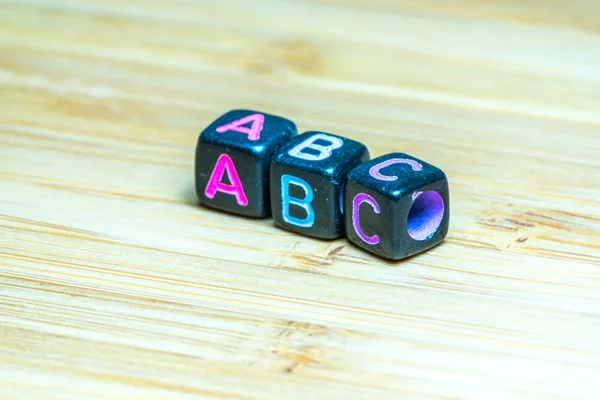 Cubo Letra Colorido Com Superfície Textura Bambu Cooperação Domínio Educação — Fotografia de Stock