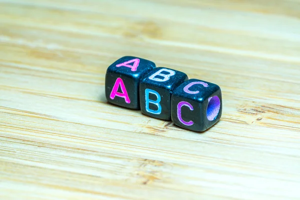 Cubo Letra Colorido Com Superfície Textura Bambu Cooperação Domínio Educação — Fotografia de Stock