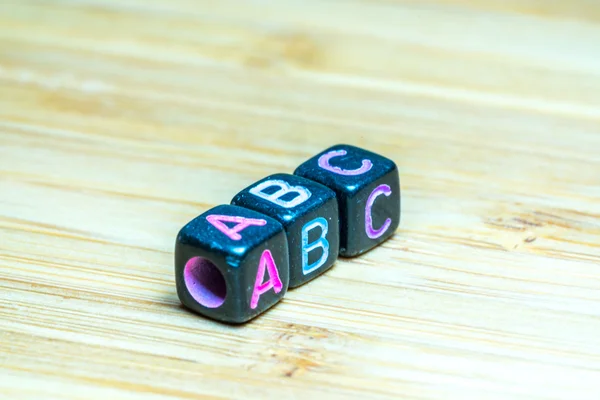 Cubo Letras Colores Con Superficie Textura Bambú Cooperación Educativa —  Fotos de Stock