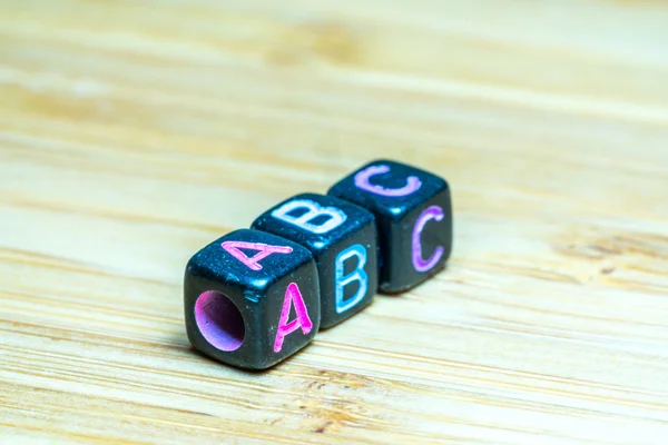 Bunter Buchstabenwürfel Mit Bambusstruktur Bildungs — Stockfoto