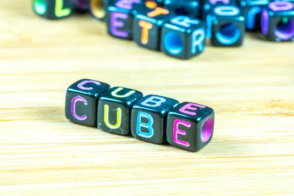 Куб с образовательной концепцией — стоковое фото