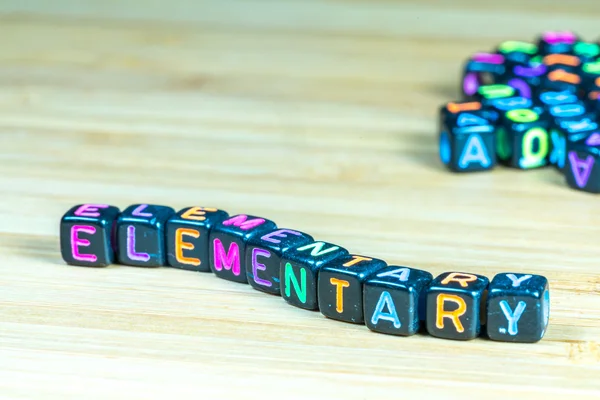 Cubo com conceito educacional — Fotografia de Stock