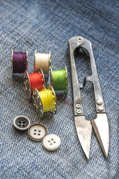 Naai gereedschap met jeans achtergrond — Stockfoto