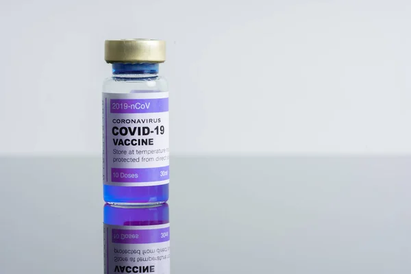 Medicinsk Koncept Ampuller Eller Hætteglas Med Covid Vaccine Laboratoriebænk - Stock-foto
