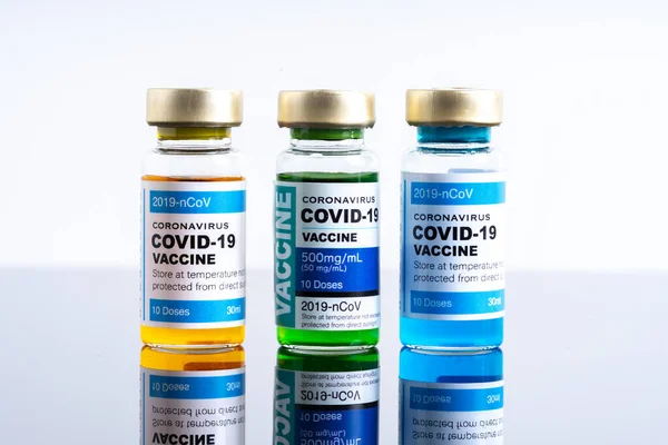 医学的概念は 実験台の上にCovid 19ワクチンとアンプルまたはバイアル ストック画像