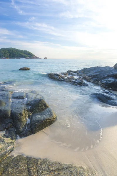 Strand mit klarem Wasser — Stockfoto