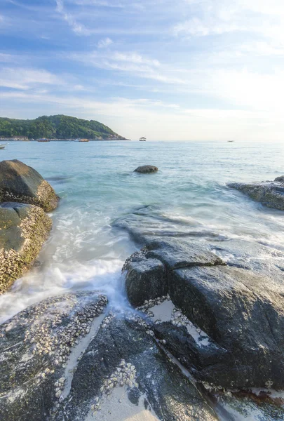 Playa con agua clara — Foto de Stock