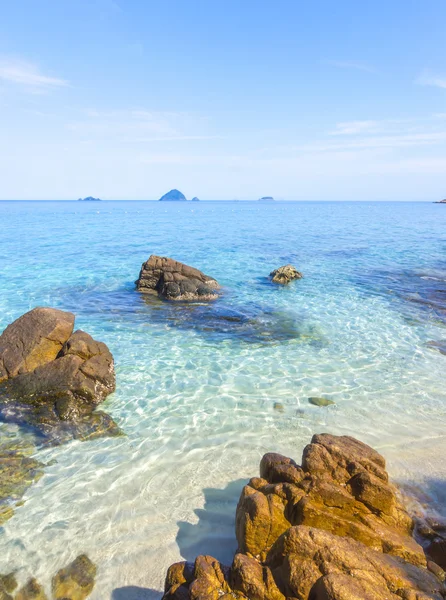 Beach with clear water — Stock Photo, Image