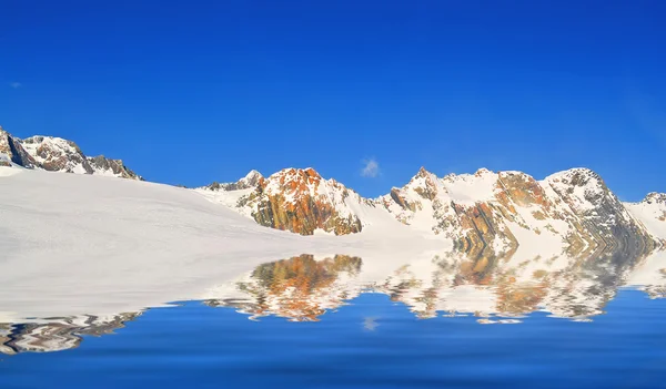 Szczyt góry z ładnym wzorem lodu — Zdjęcie stockowe