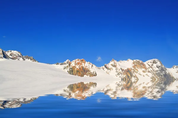 Haut de la montagne avec un beau motif de glace — Photo