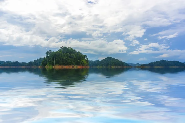 Insel und Reflexion — Stockfoto