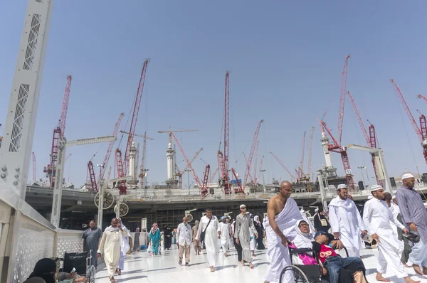 Muslims tawaf from upper bridge (mataf) — Stock Photo, Image