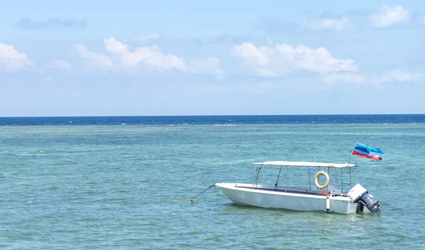 Reiseboot auf der Insel Mabul, Sabah, Malaysia — Stockfoto