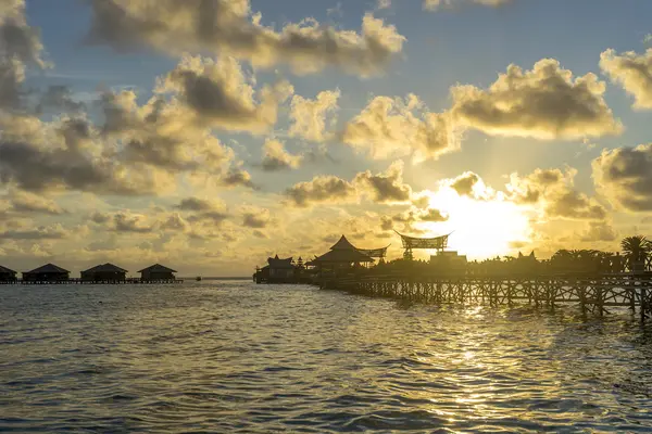 Sonnenaufgang und Steg — Stockfoto