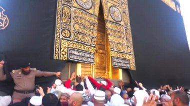 Hacıların Kâbe kapısını (Multazam infront)