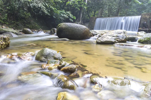 Cascata tropicale e corso d'acqua — Foto Stock