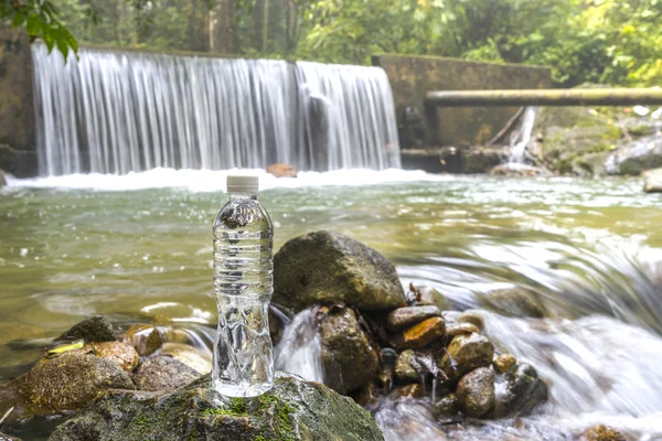 Trinkflasche am Wasserfall — Stockfoto