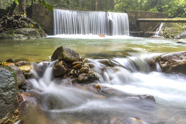 Cascada tropical y corriente de agua — Foto de Stock