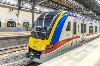 Kuala Lumpur, Malezya - 10 Ocak 2016: Kl Sentral istasyonunda hafif tren treni. Kl Sentral, 2001 yılında açılan Kuala Lumpur'un önemli bir ulaşım merkezidir.