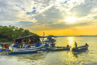 Klang, Malezya - 08 Şubat 2016 : Gün batımı backgroun ile iskelede Traditioal ahşap balıkçı tekneleri park