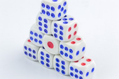 Görünümü kadar yakın ile zar istifleme beyaz