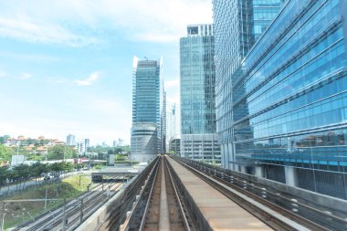 Işık demiryolu ve modern bina ile hareket bulanıklığı