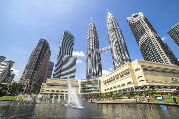马来西亚吉隆坡 2016年1月10日 游客参观Klcc公园 公园内有马来西亚国家石油公司塔和吉隆坡的豪华酒店和购物中心 — 图库照片