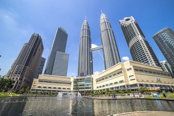 クアラルンプール マレーシア 2016年1月10日 観光客は ペトロナスタワーとクアラルンプの高級ホテルやショッピングモールを含むKlcc公園を訪問します — ストック写真