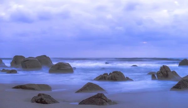Plaża Porannym Zachmurzenia Fala Wodna — Zdjęcie stockowe