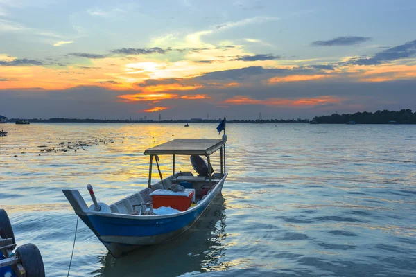 Houten Vissersboot Met Zonsondergang Achtergrond — Stockfoto