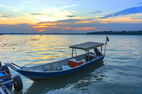 Houten Vissersboot Met Zonsondergang Achtergrond — Stockfoto