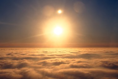 Bulutların üzerinde güneş