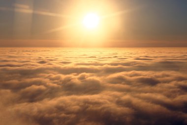 Bulutların üzerinde güneş