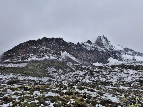 Bergskedja i schweiziska Alperna — Stockfoto