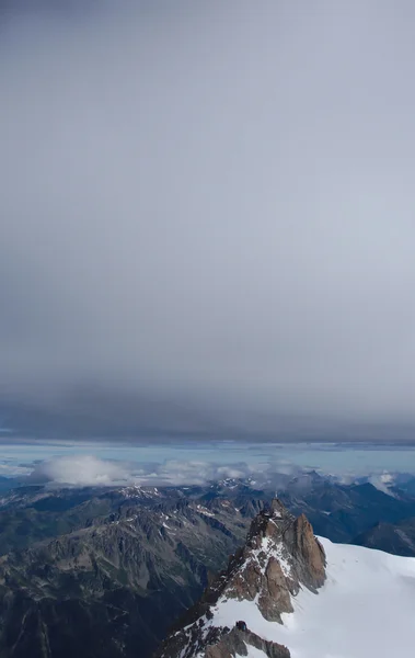 Aiguille du midi mit Wolken in Chamonix — Stockfoto