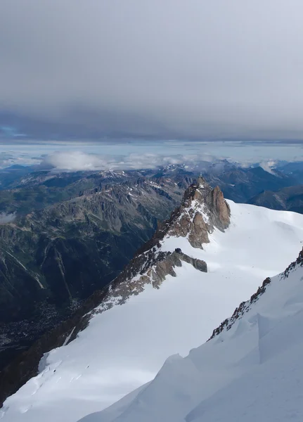 Aiguille du Midi con nubes en Chamonix — Foto de Stock