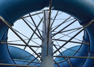 Aqua park tüpler önünde mavi gökyüzü